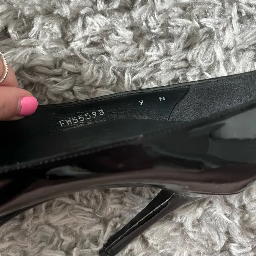 Stuart Weitzman Black leather circled toed heels size 9
